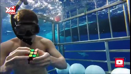 chơi rubik dưới nước