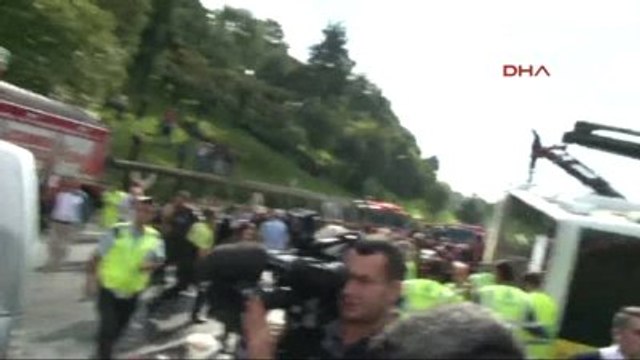 Acıbadem'de Metrobüs Yoldan Çıkıp Araçlara Çarptı