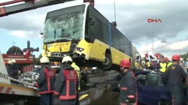 Acıbadem'de Metrobüs Yoldan Çıkıp Araçlara Çarptı
