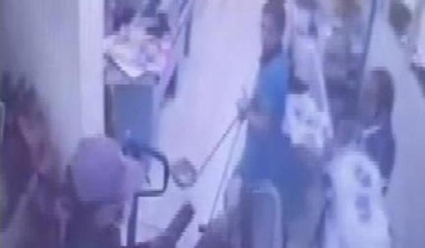 Pompalı tüfek ve maskeyle market soygunu kamerada