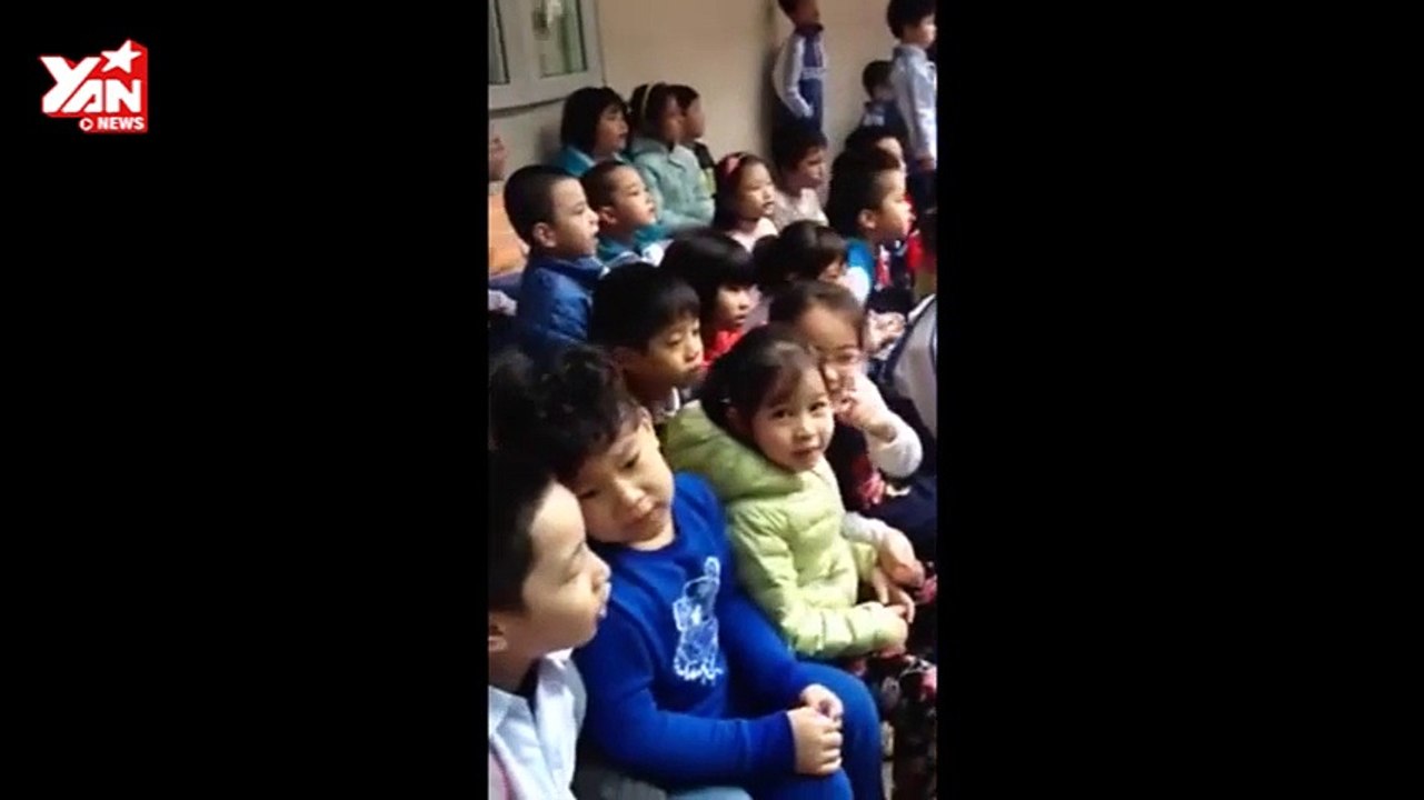 Hàng trăm học sinh tiểu học hát " Chắc ai đó sẽ về " gây sốt