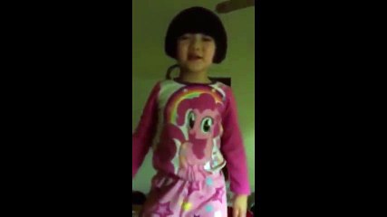 Con gái Thúy Nga trò chuyện cùng mẹ cực đáng yêu