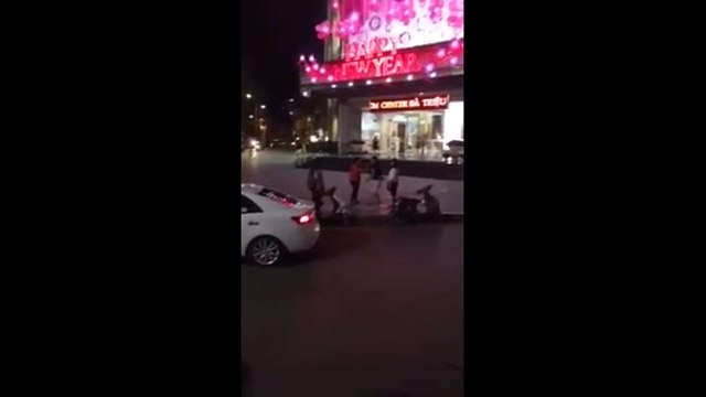 Chàng trai quỳ gối van xin mẹ bạn gái ở Hà Nội