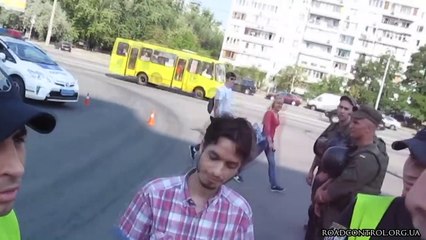 Поліцейський тицьнув в обличчя посвідченням