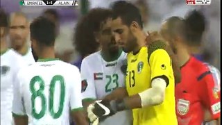 à cause d'un show de dribbles le gardien Emirati Ali Saqr agresse l'attaquant Colombien Danilo Asprilla