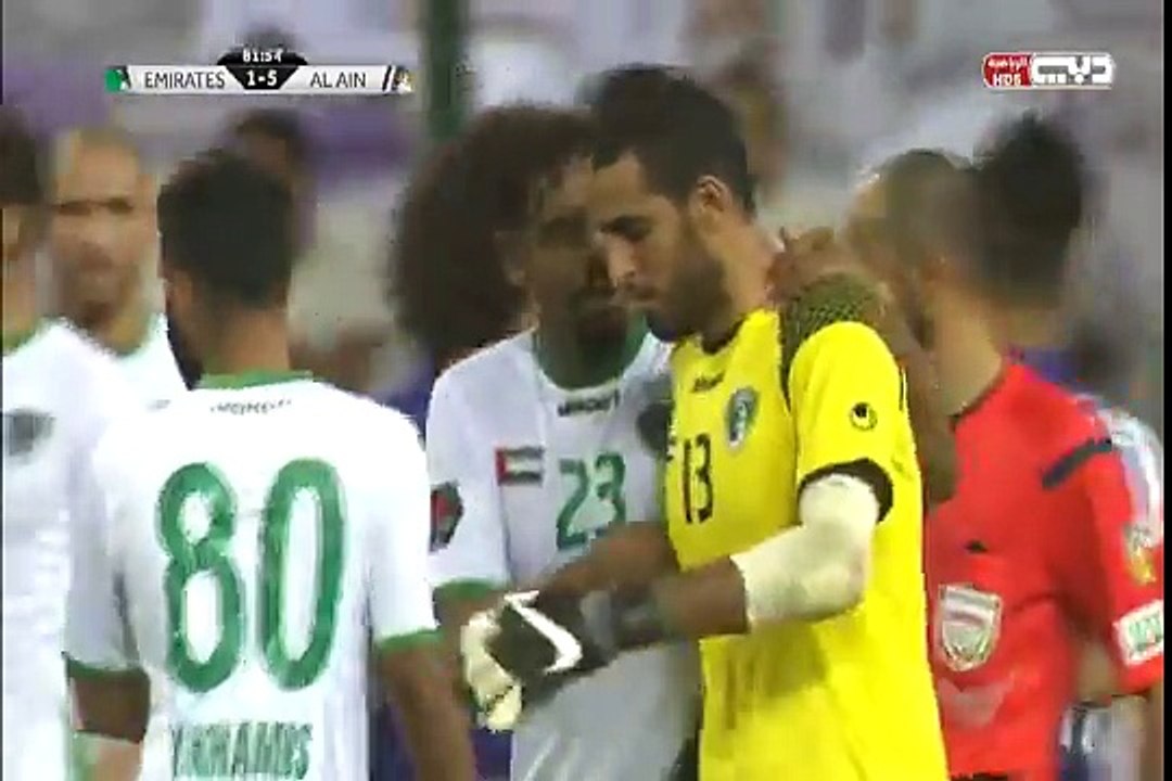 à cause d'un show de dribbles le gardien Emirati Ali Saqr agresse l'attaquant Colombien Danilo Asprilla