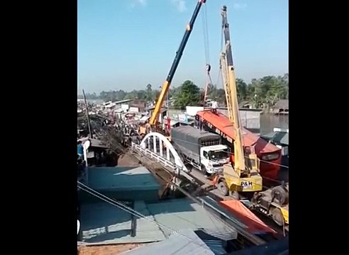 Xe khách phuong trang leo 1 bánh lên thành cầu