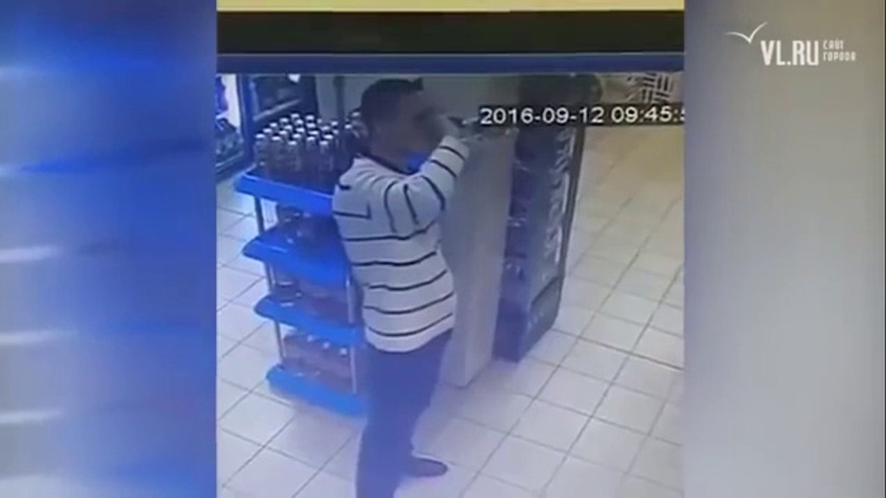 Ce Russe boit une bouteille de vodka dans un supermarché et repart tranquille! Alcoolique...