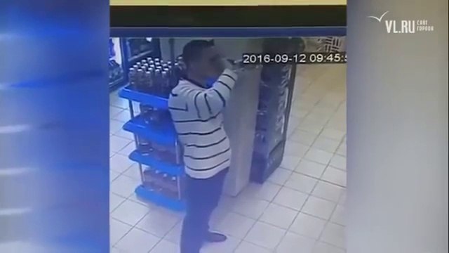 Ce Russe boit une bouteille de vodka dans un supermarché et repart tranquille! Alcoolique...