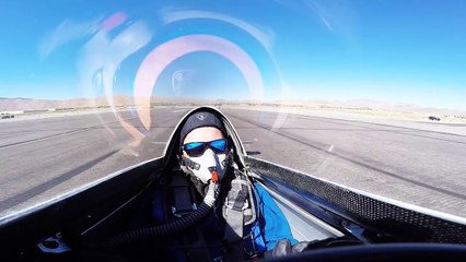 Cet avion sur le point de décoller pour une course est violemment percuté par son adversaire !