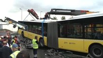 Acıbadem'de Metrobüs Yoldan Çıkıp Araçlara Çarptı