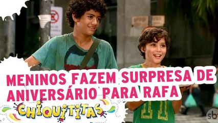 Meninos fazem surpresa de aniversário para Rafa