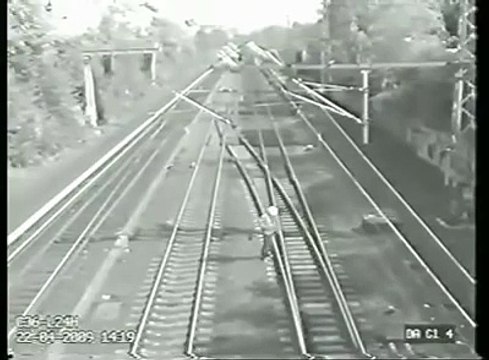 Un operaio sfiora la morte sui binari ben due volte nel giro di pochi secondi! Pazzesco!