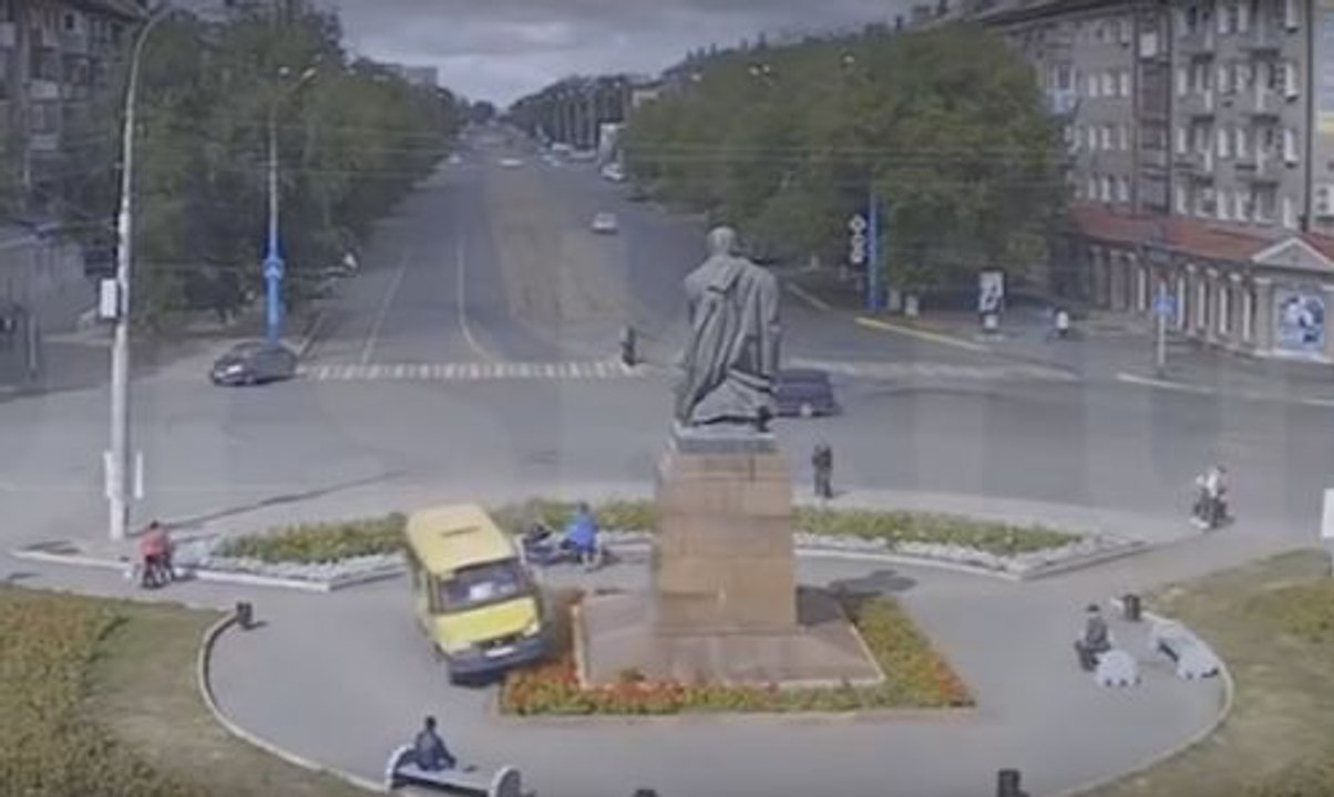 Une camionnette fonce à travers un rond-point !