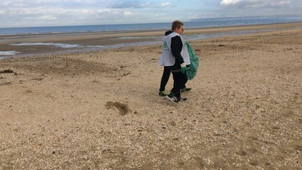 Des collégiens nettoient la plage de Trouville
