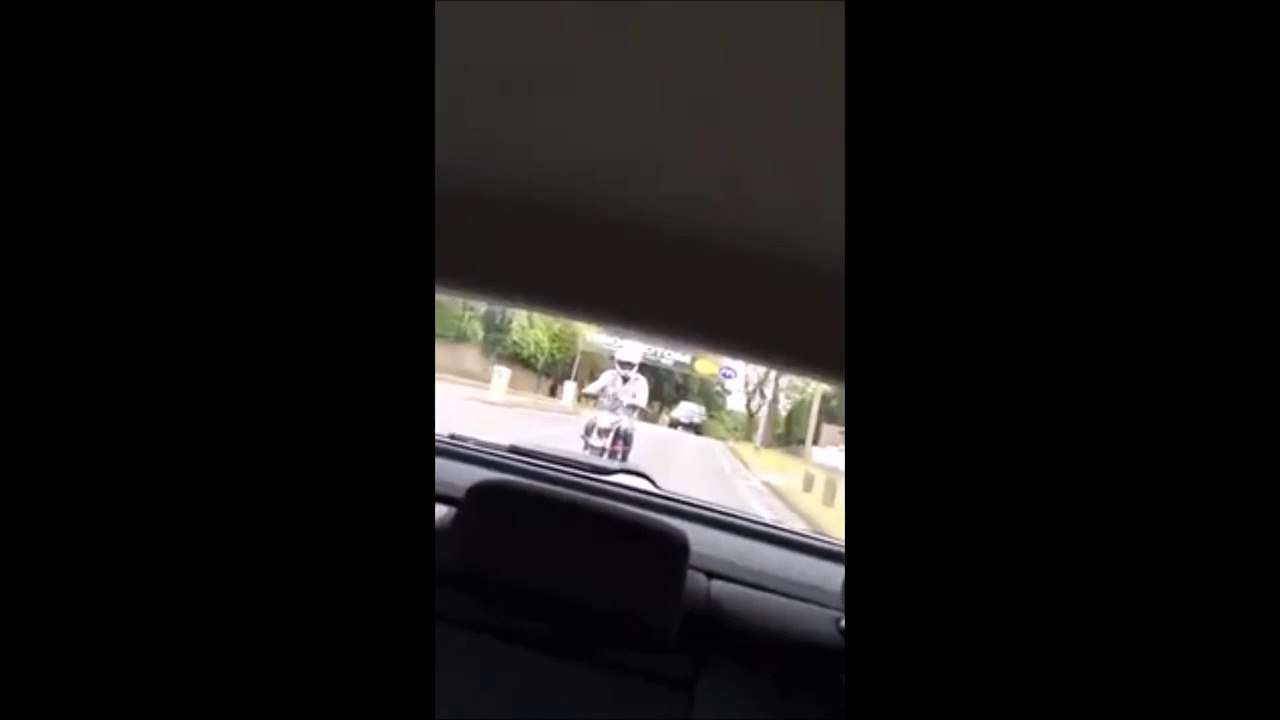 Ce motard menace des conducteurs juste avant de s'éclater contre un panneau! Crash débile
