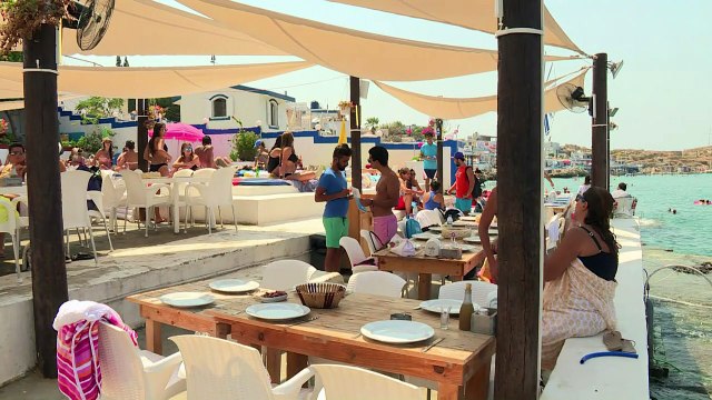 لبنانيون يفرون من بحر ملوث واسعار جنونية للاستجمام في الخارج