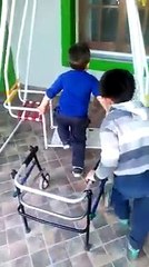 Ce gamin aide son copain handicapé à grimper dans la balançoire! Moment magique