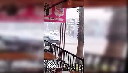 العاصمة : مواطن ينقذ مواطن آخر جرفته المياه في حي ان خلدون