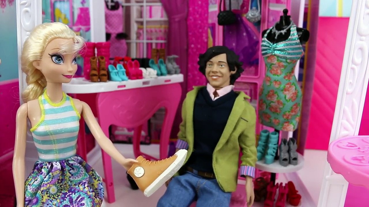Frozen Anna Shoe Store with Elsa Harry Styles from One Direction at Barbies Malibu Ave Mall