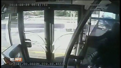 Ce passager du bus pète un plomb