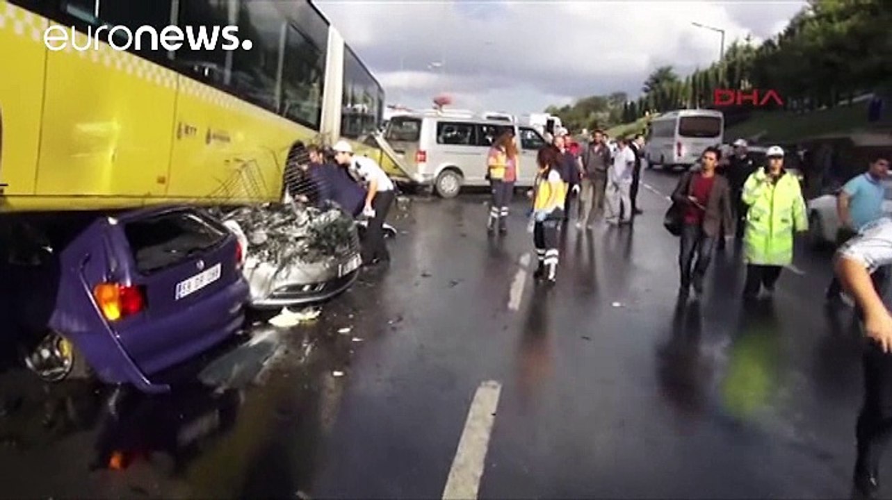 Passagier traktiert Busfahrer mit Regenschirm: Elf Verletzte