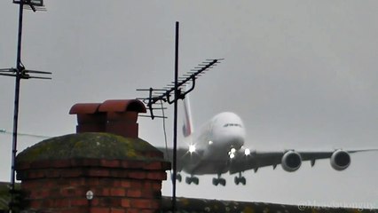Dramatic moment Emirates passenger plane comes into land SID