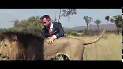 Hombre se arriesgó al jugar fútbol con leones