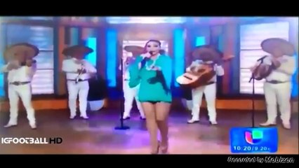 Patricia Navidad Cantora mexicana deixa cair penso higienico TOALLA em directo