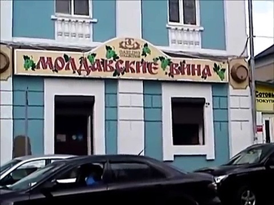 Женщина перешла на красный свет нарушила правила дорожного движение на пешеходе в городе Орле