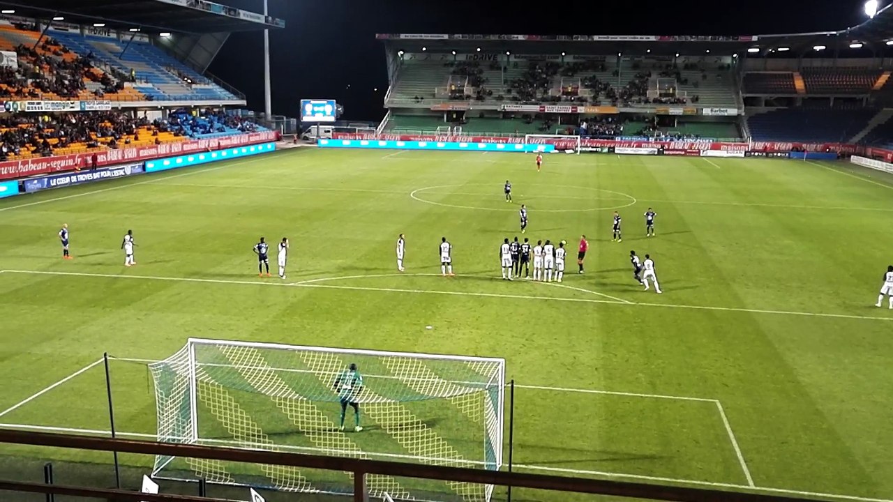 Superbe coup-franc d'Azamoum contre Tours!