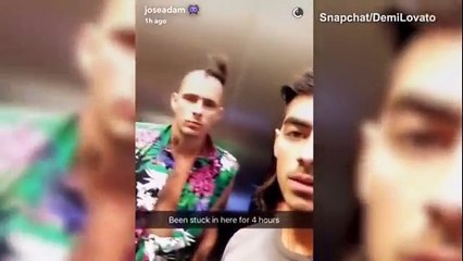 Famosos atrapados en un acsensor