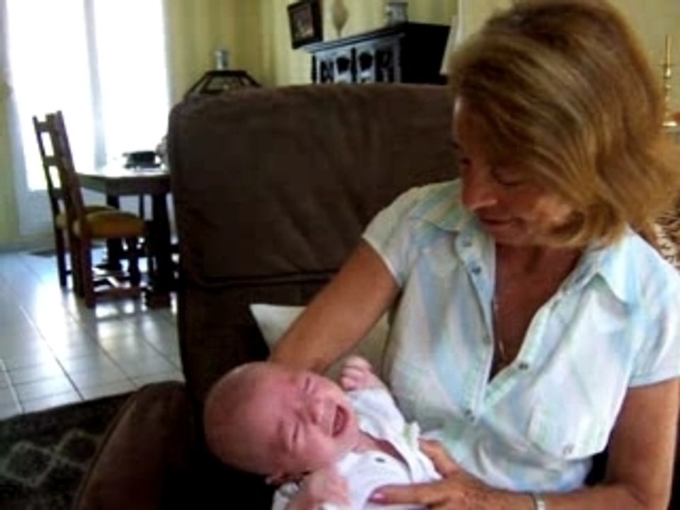 Milo dans les bras de Mamy