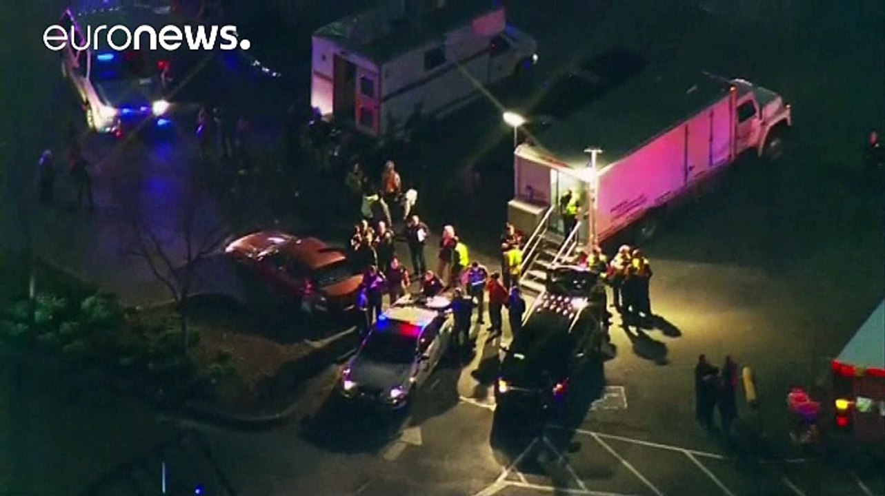 In einem Einkaufszentrum in Burlington im US-Bundesstaat Washington sind nach Polizeiangaben vier Menschen getötet worden. Der Täter ist auf der Flucht.