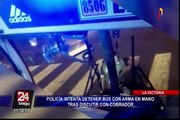 Policía con arma en mano detiene un bus tras discusión con cobrador