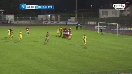 Coup franc dans les bras du gardien
