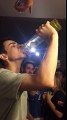 Un étudiant boit une bouteille de Vodka en une fois... Taré!