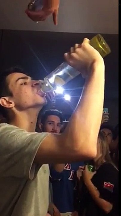 Un étudiant boit une bouteille de Vodka en une fois... Taré!