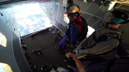 Download Video: S'envoyer une balle pendant un saut en parachute