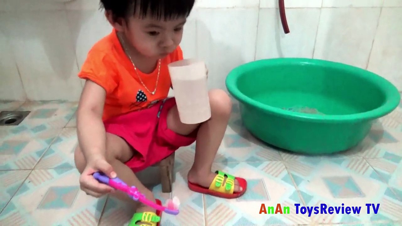 Em tập chải răng - Bé tập đánh răng. I set brush - brushing baby collection