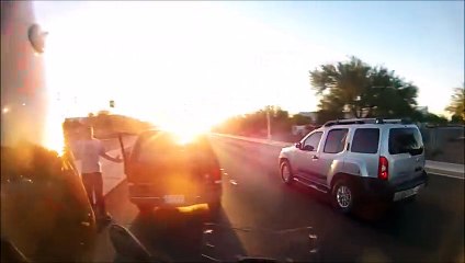 Un automobiliste parano pense se faire harceler par un motard et devient fou