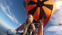La modèle Russe Anastasia Barannik saute en parachute d'une montgolfière