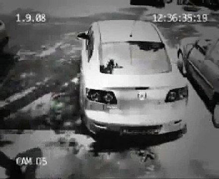 كاميرا مراقبة ترصد خدعة لص ذكي في سرقة سيارة‬