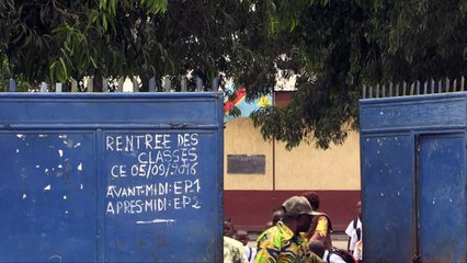 مقاعد دراسية فارغة في كينشاسا بغياب مجانية التعليم