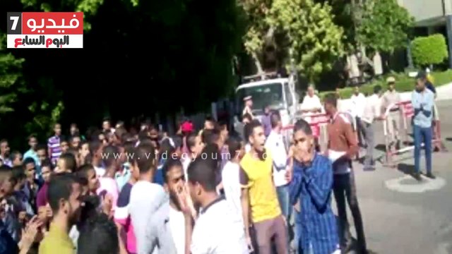 طلاب الثانوية العامة يتظاهرون أمام ديوان قنا احتجاجا على إلغاء الدروس