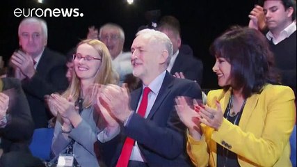 Скачать видео: UK: Labour Party members re-elect Jeremy Corbyn as leader