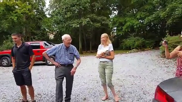 Ce papy reçoit le plus beau cadeau qui soit! Tellement d'émotion!