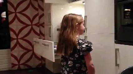 Ce papa a une méthode très particulière pour faire une queue de cheval à sa fille. Les filles, voici une nouvelle astuce