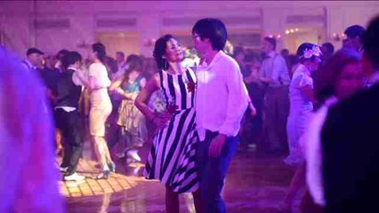 Cientos de personas bailan al ritmo del "swing" en un festival en Bangkok