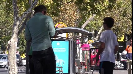 Ce jeune garçon prétend être aveugle et demande aux passants de la monnaie... La réaction de ces derniers est choquante